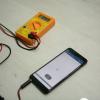 Вольтметр для батареек: карманный гаджет для смартфона с «крокодильчиками»