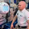 Космонавт на МКС впервые поговорил с роботом
