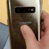 Флагманский смартфон Samsung Galaxy S10+ позирует на живых фото