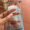 Живое фото защитного стекла для Samsung Galaxy S10+ подтверждает овальный вырез под камеру