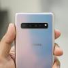 25-ваттное зарядное устройство для Samsung Galaxy S10 5G , A70 и A90 показано вживую