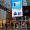 Huawei троллит Samsung большим рекламным щитом возле магазина конкурента