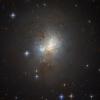 «Хаббл» заснял крохотную галактику с большим «сердцем»