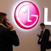 LG проектирует смартфон с «дырявым» дисплеем