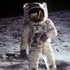 Астронавты NASA неуклюже падают на Луне: забавная подборка