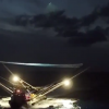 Корабль с сетью ловит часть ракеты SpaceX: видео