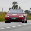Владелец электромобиля Tesla обвинил производителя в уменьшении емкости батареи обманным путем