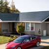 Tesla представила новую версию солнечных панелей для крыш домов