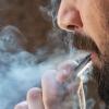 В США хотят запретить детям до 21 года курить вейпы