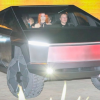 Видео: Илона Маска заметили за рулём Tesla Cybertruck на дорогах Лос-Анджелеса