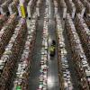 Amazon платит вдвойне работникам складов за сверхурочную работу