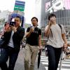 В Японии запретили гулять, уткнувшись в смартфон