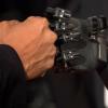 Эта роботизированная рука, управляемая мыслью, может поворачиваться, брать предметы и даже ощущать их