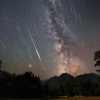 До 110 метеоров в час: сегодня ночью в России можно наблюдать пик Персеид — самого яркого звездопада лета