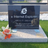 «Он был хорошим инструментом для загрузки других браузеров». Фото надгробия Internet Explorer стало вирусным
