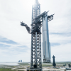 140-метровая «Мехазилла» устанавливает гигантскую ракету на стартовую площадку. Илон Маск показал новое фото