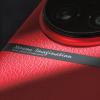 Красный, кожаный с необычной металлической полоской и огромным модулем камеры. Vivo X90 Pro+ засветился на фото