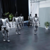 Роботы-гуманоиды Tesla Bot научились ходить, повторять за человеком и перекладывать вещи
